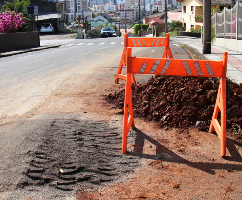 Justiça determina que Casan conserte os buracos