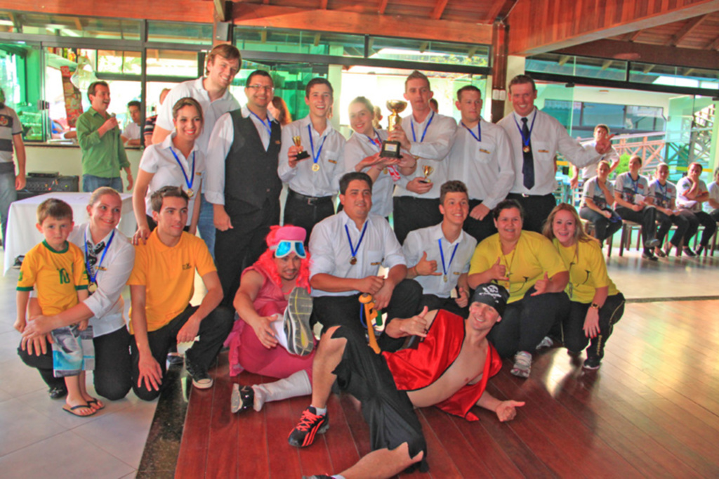 Garçons deixam os restaurantes e vão para a pista em Piratuba