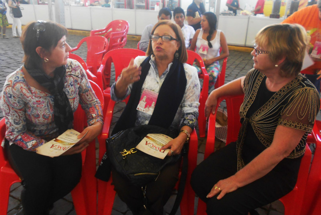Piratuba divulga o Festival de Dança da Terceira Idade em evento internacional