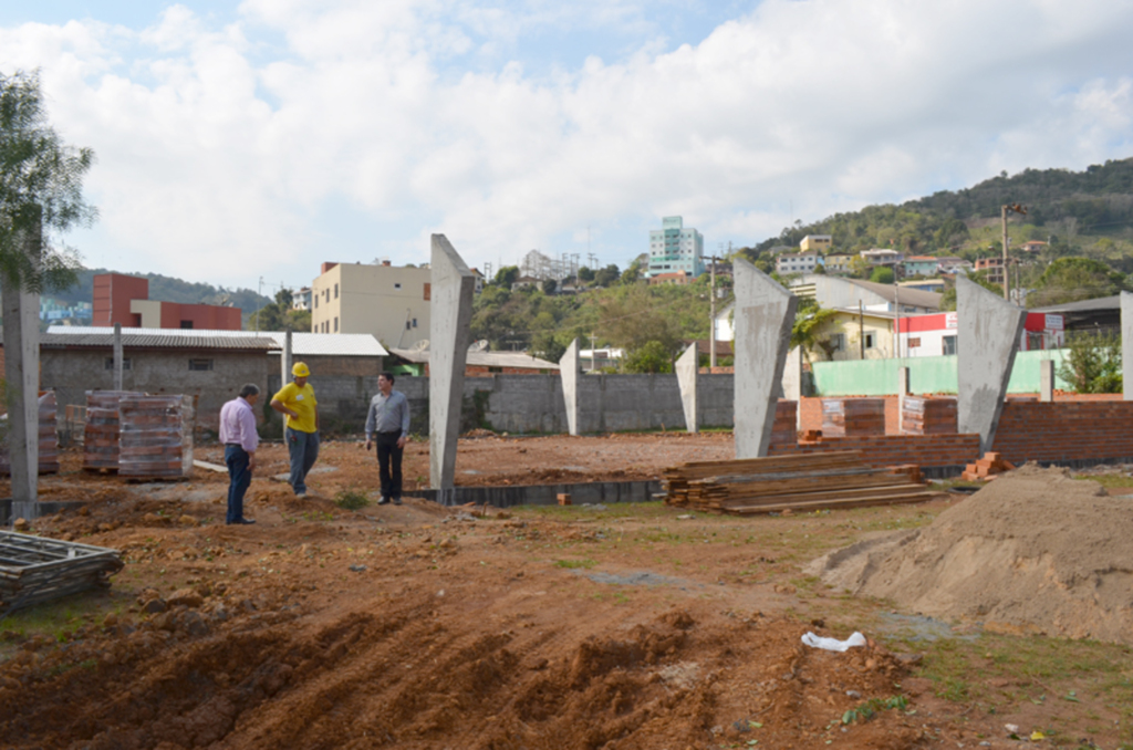 Prefeito e  vice-prefeito e acompanham obras da quadra do Belisário Pena.