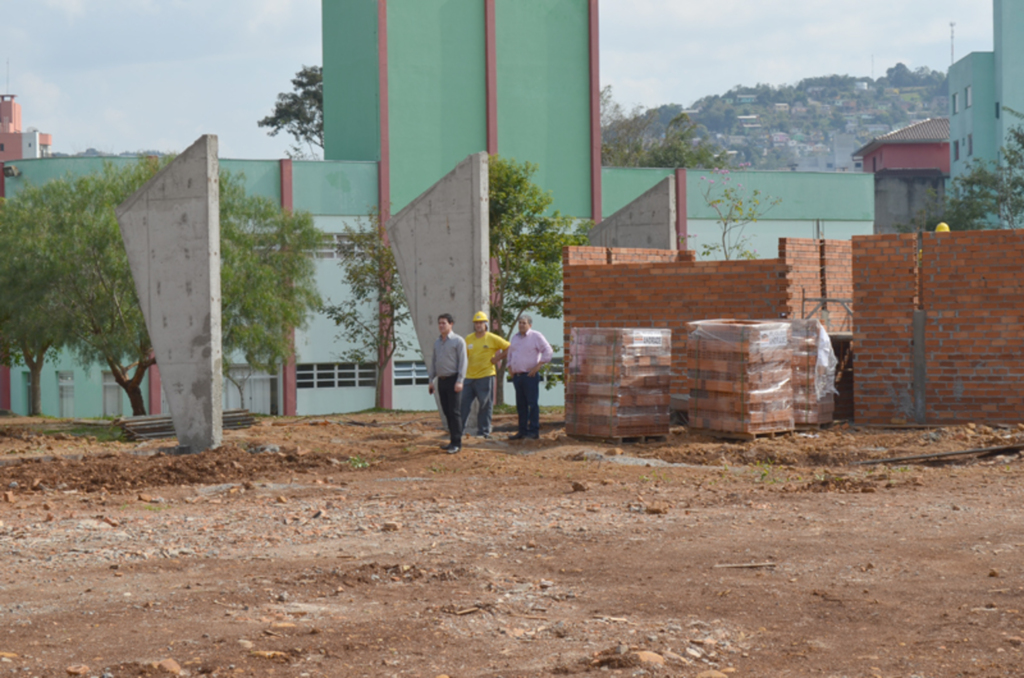 Prefeito e  vice-prefeito e acompanham obras da quadra do Belisário Pena.