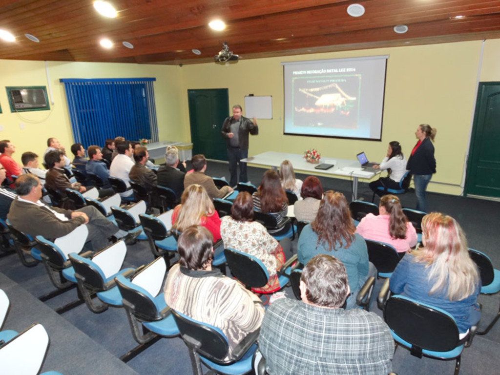 Ornamentação e programação de Natal são discutidas em Piratuba