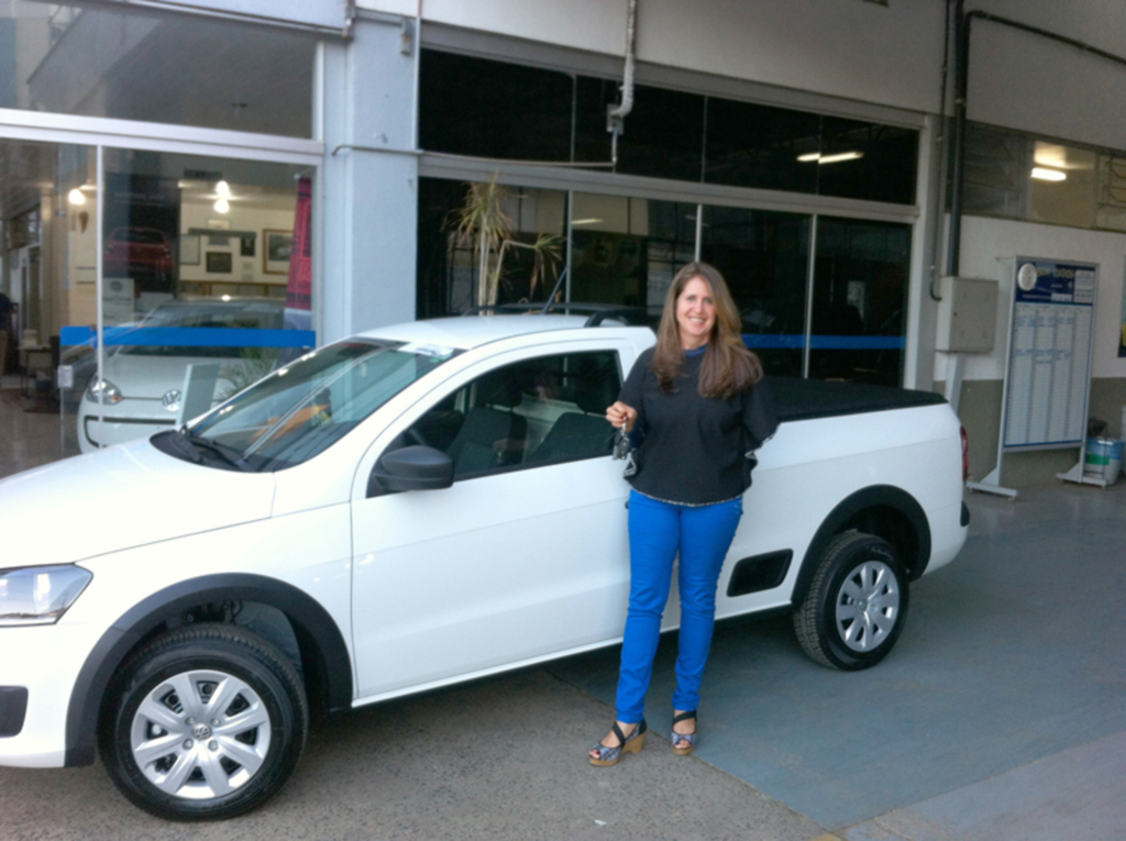 Auto Elite: Concessionária Volkswagen Claudete adquire uma Saveiro na matriz, em Capinzal