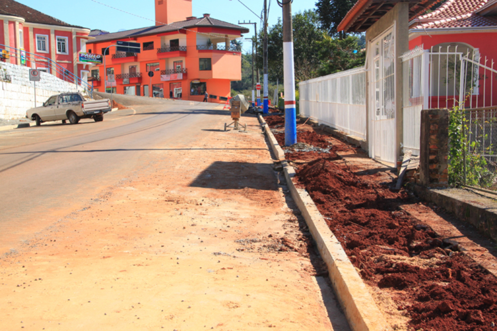 Prefeitura e CASAN fazem a relocação da rede de distribuição de água