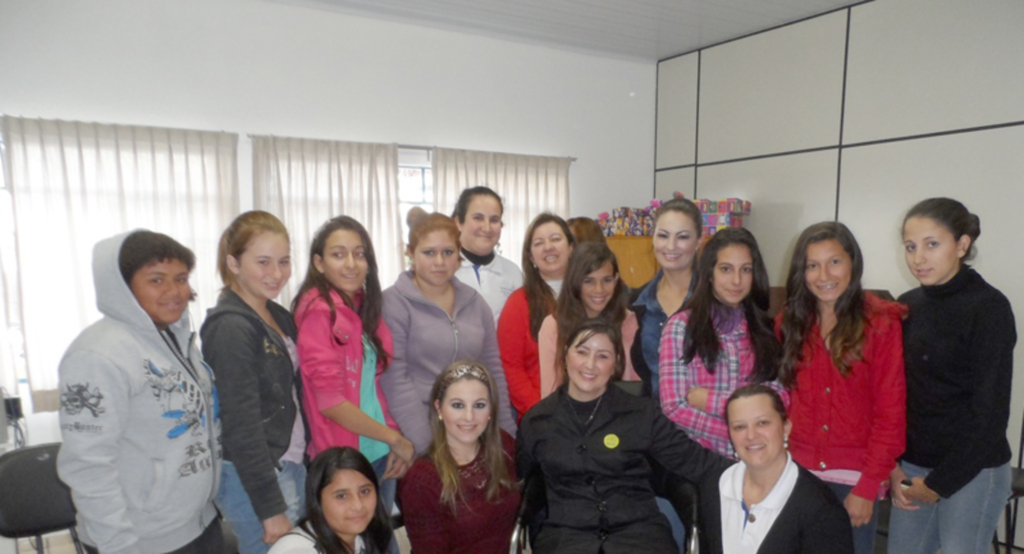 Alunas do Projeto De Olho no Futuro participam de Curso de Maquiagem