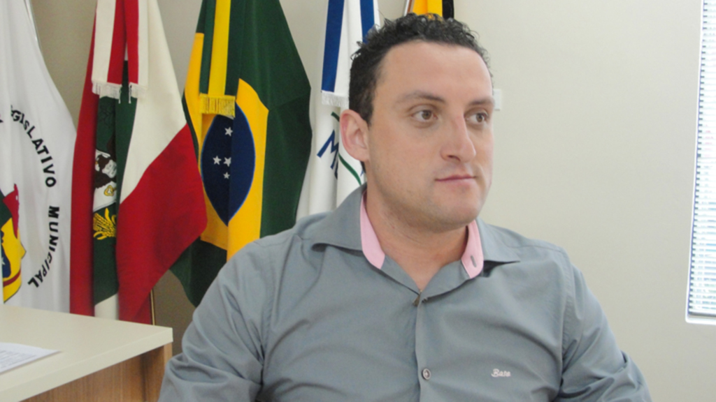 Melhorias na escadaria sob a ponte Emílio Baumgart é uma solicitação do vereador Leonardo Mascarello