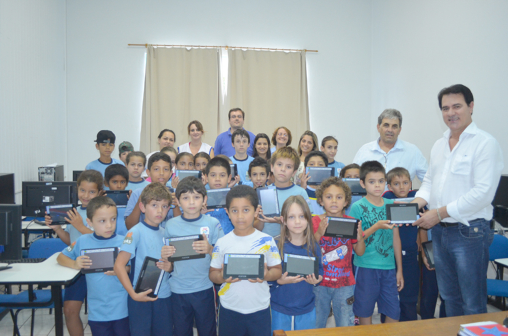 Administração Municipal faz entrega de Tablets para a Educação