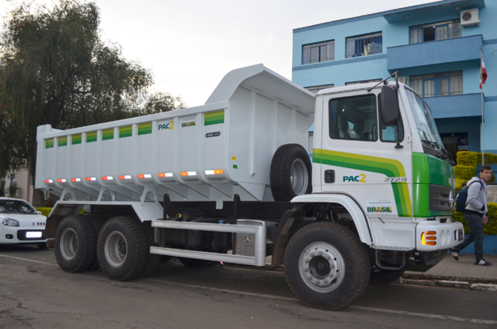 CAPINZAL RECEBE CAMINHÃO E NOVAS MÁQUINAS