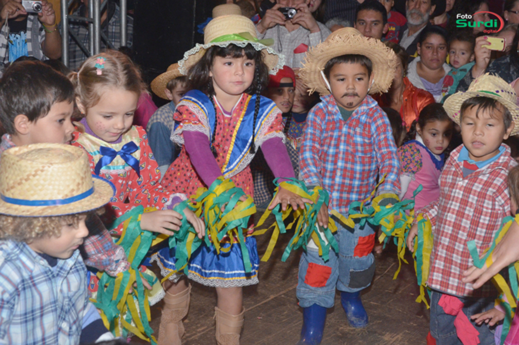 Festa Junina - O Caipira Kleinubing Acolhe o Mundo