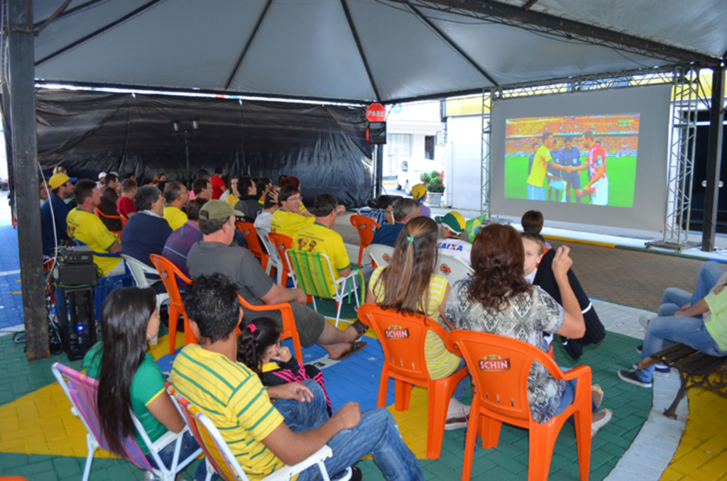Capinzal na Copa reúne torcedores em clima de alegria na estréia do Brasil na Copa.