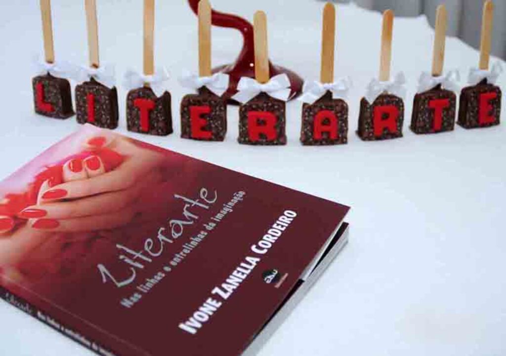 Lançamento da Editora Unoesc mistura poesias, contos e artes plásticas