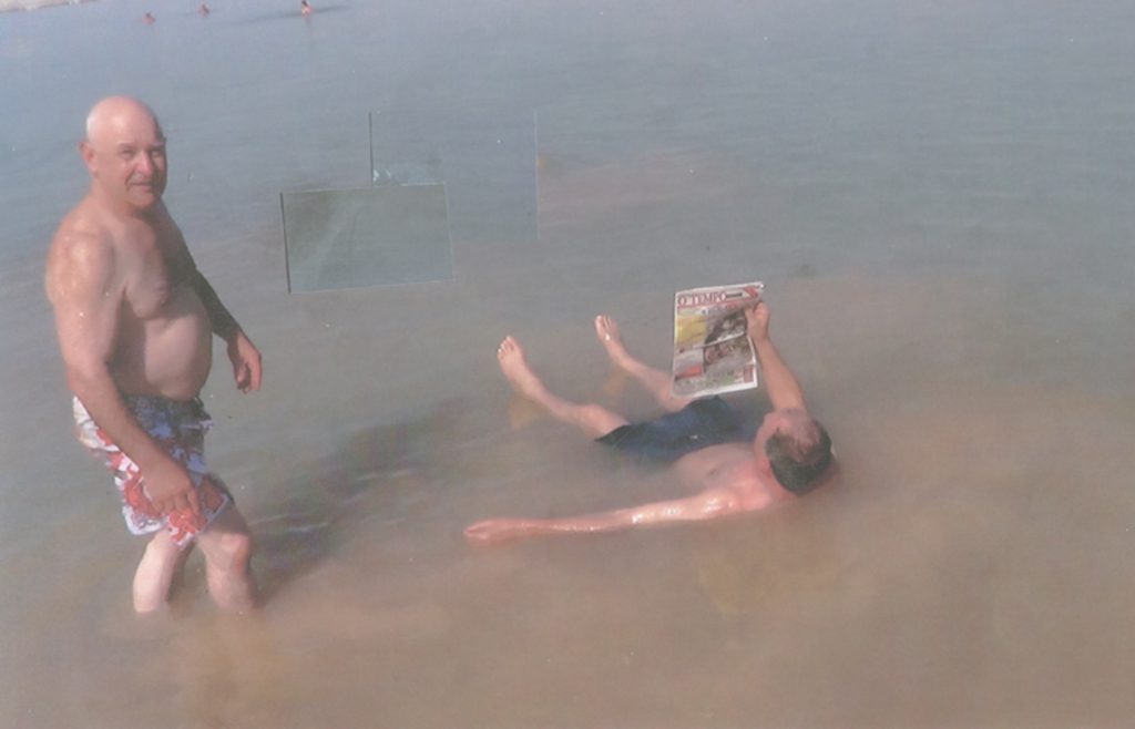 O TEMPO ? um jornal de fato aparece no Mar Morto