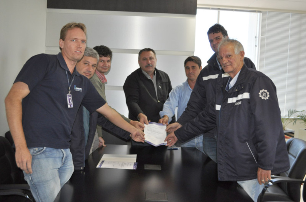 Prefeito assina ordem de serviço para construção da Estação de Tratamento de Esgoto do Bairro Aparec