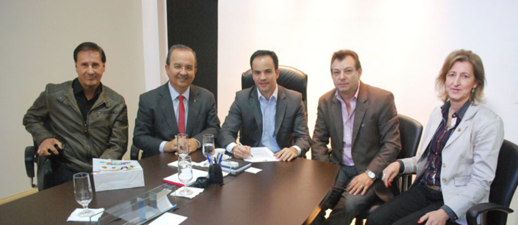 Integrantes da Liesjho conversam com secretário de estado buscando melhorias para o carnaval 2015