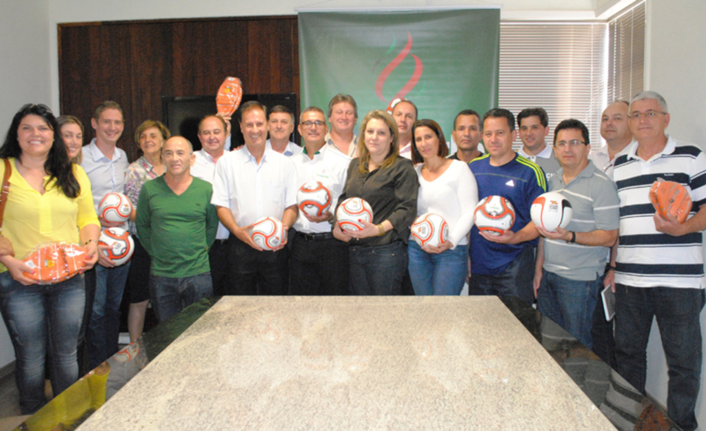Presidente da Fesporte entrega bolas personalizadas na SDR Joaçaba