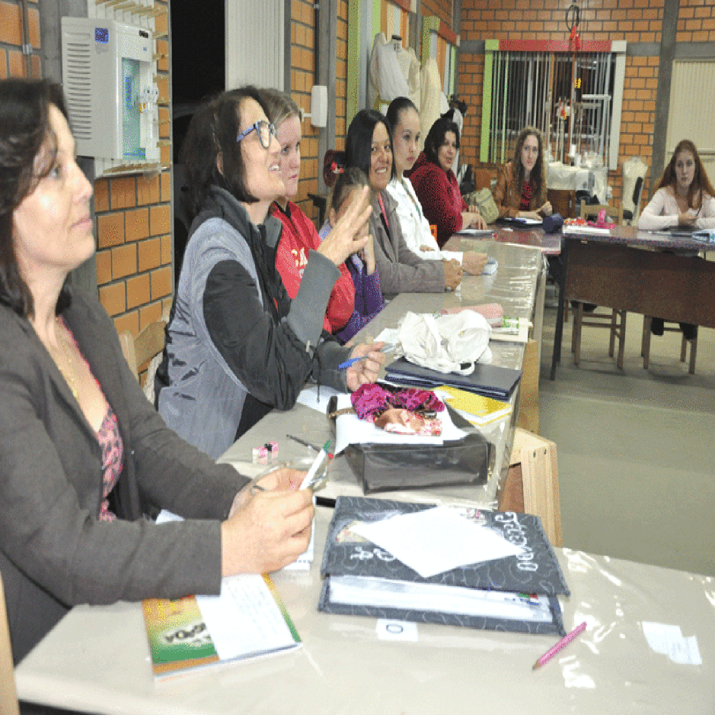 Prosseguem aulas do Projeto Tecer Modas, em Ipira (SC)