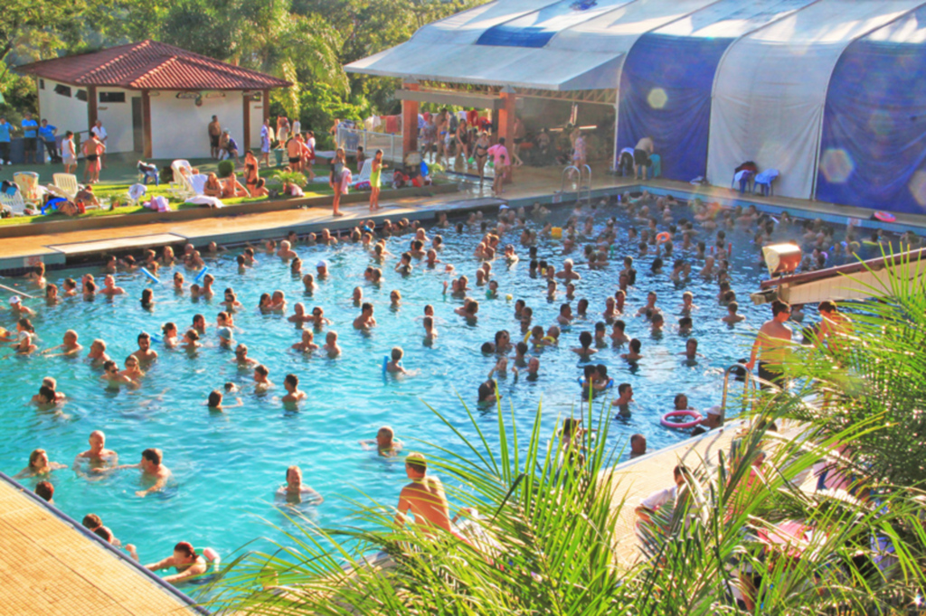 Turistas lotam Piratuba durante o feriado de Páscoa