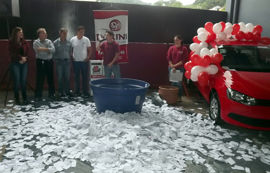 Comércio  Dorini Supermercado contempla clientes com sorteio de vale compras e um carro zero km   O