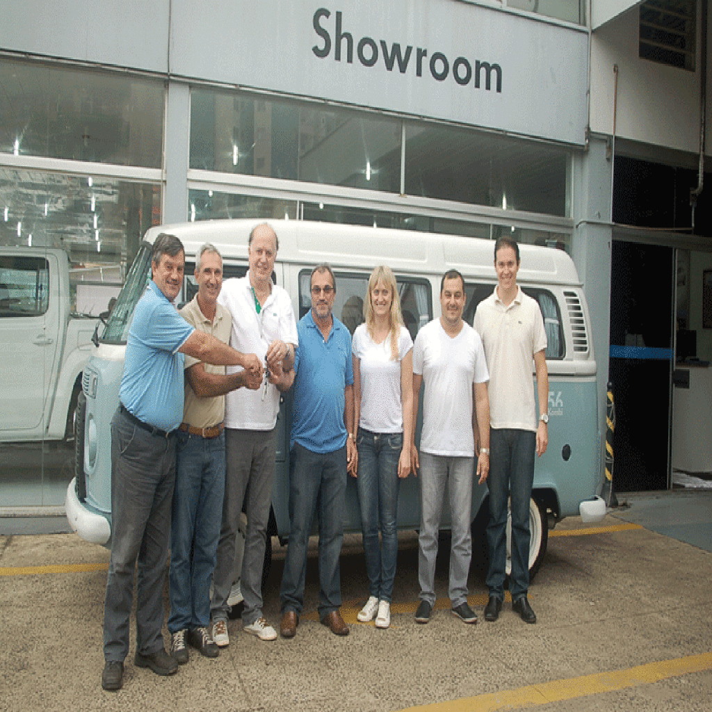 Empresários de Ibicaré adquirem na Auto Elite (Capinzal) uma das últimas Kombis zero km