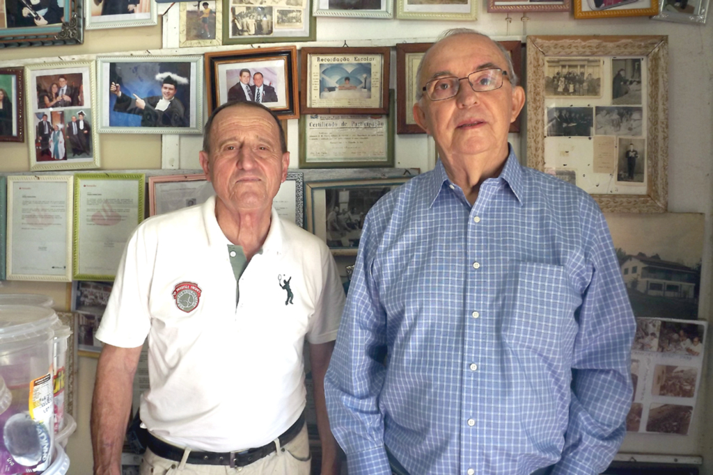  - Historiador e artesão, o qual recebeu o título de Cidadão Horário de Capinzal, Antoninho Sartori recepcionando o capinzalense Lourenço Antonio Brancher, o qual também tem muitos serviços prestados para Capinzal e região.