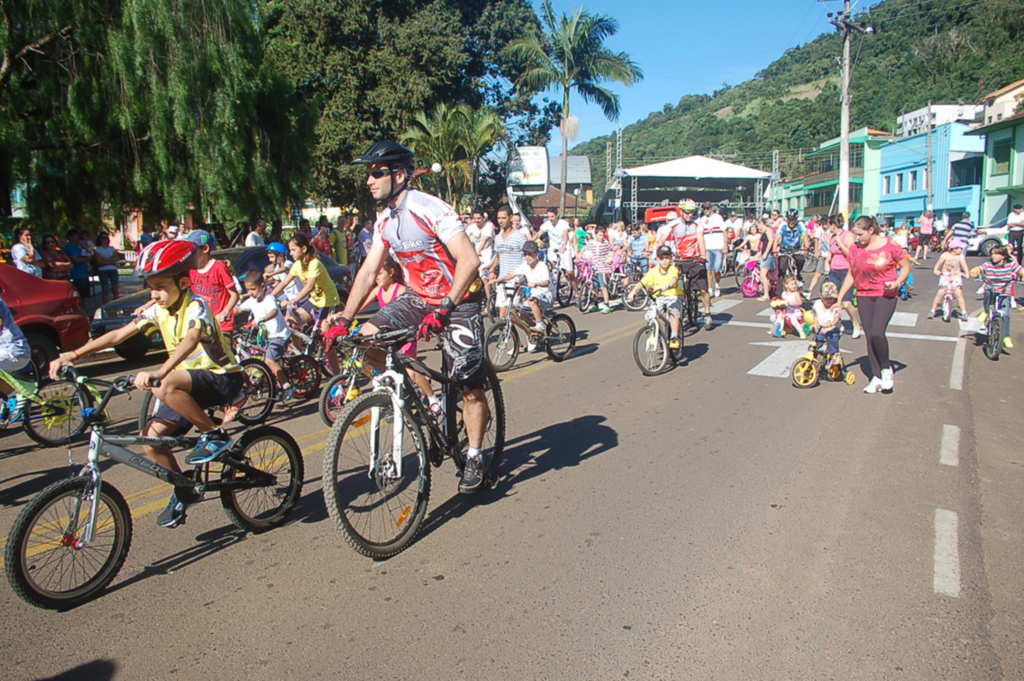 O 15º Passeio Ciclístico marca os 25 anos de O TEMPO ? um jornal de fato e 51 anos  Ouro (SC)