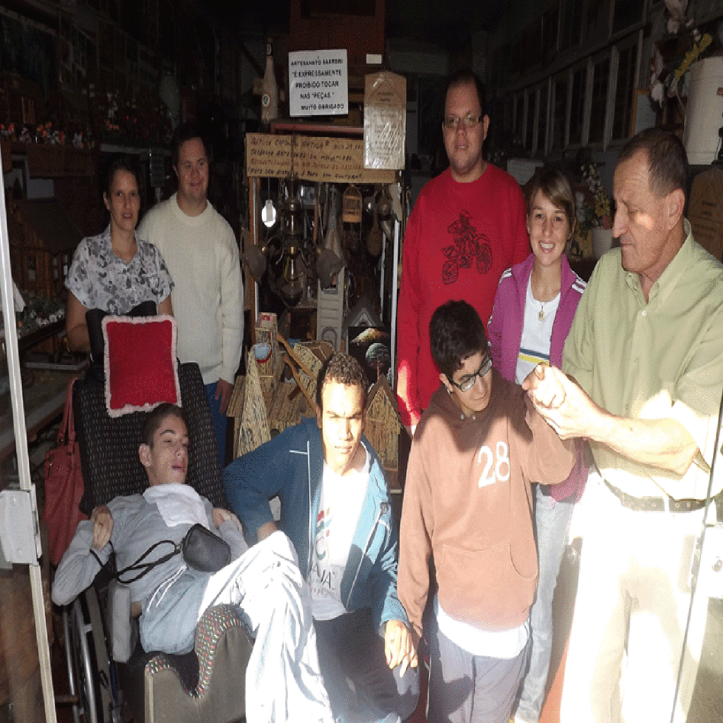 Alunos da Apae em vista ao Artesanato Sartori