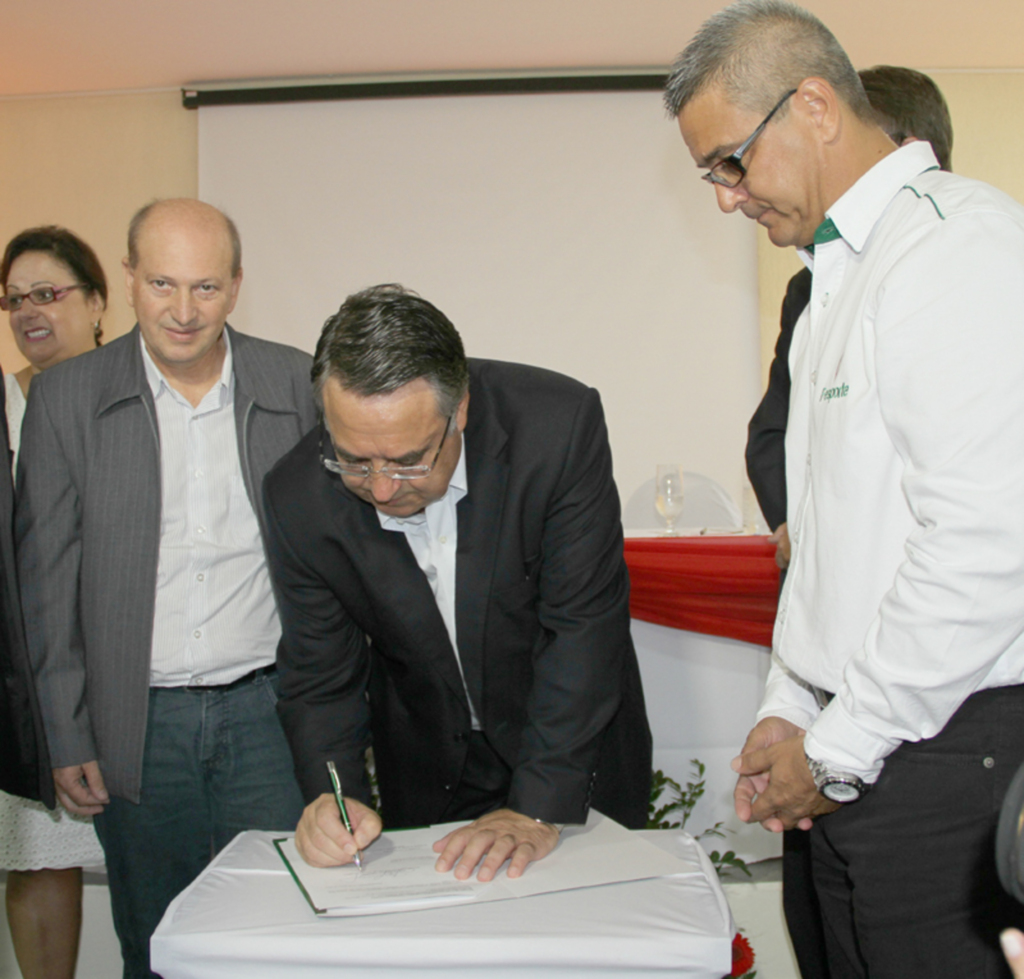  - Governador Raimundo Colombo assina convênio para repasse de R$ 150 mil para a realização da 10ª edição dos Parajasc, que vai ocorrer no fim de maio, em Chapecó.