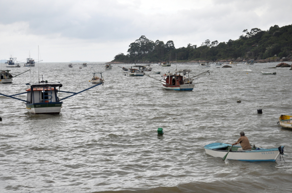 Secretaria da Agricultura entrega dez guinchos para retirada de barcos