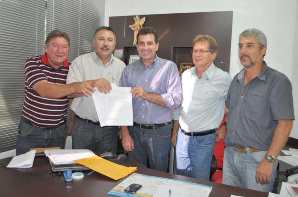 Prefeito Nelson Cruz entrega pedidos ao Secretário de Infraestrutura do Estado