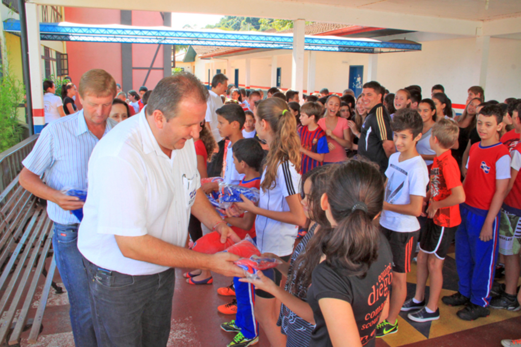 Prefeitura de Piratuba entrega uniformes escolares
