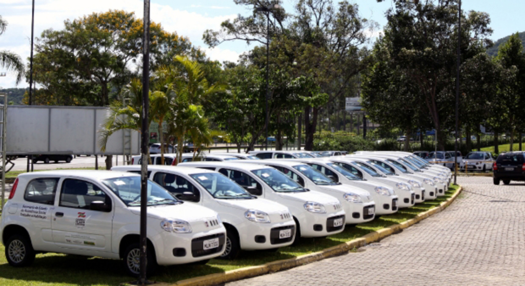 Governador Colombo entrega 91 veículos para assistência social