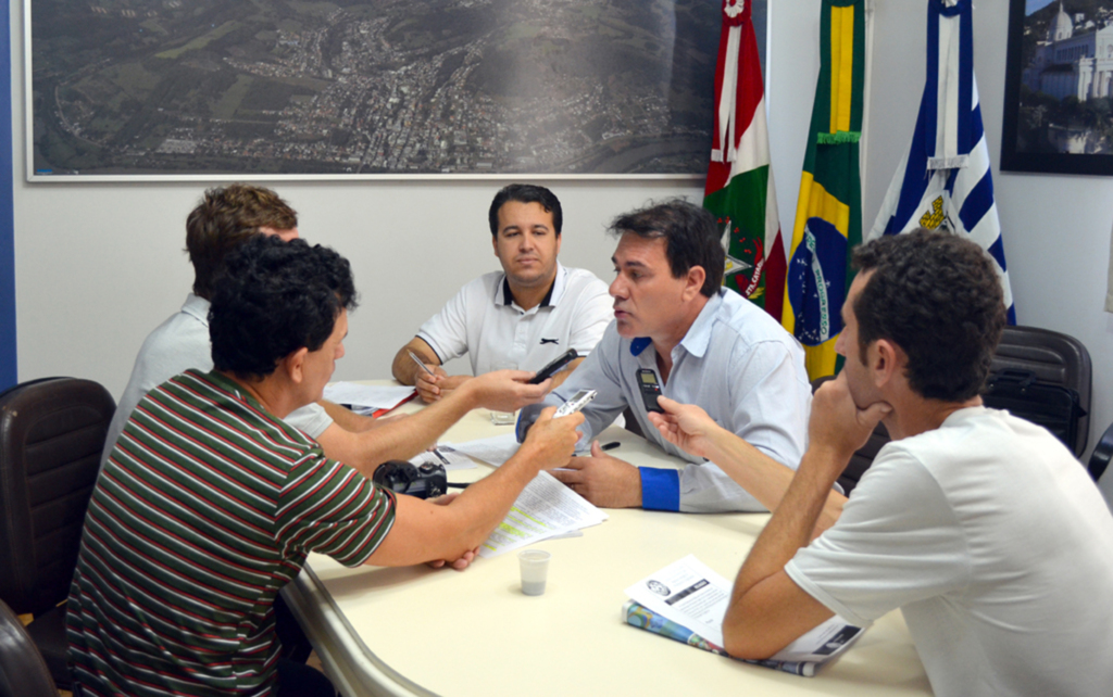  - A imprensa entevistando o prefeito Andevir e no detalhe o  assessor de planejamento da Prefeitura: Israel Boniek Gonçalves.