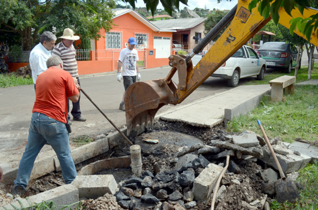 Diretoria de Urbanismo realiza limpeza de fossa no Loteamento Vila Nova