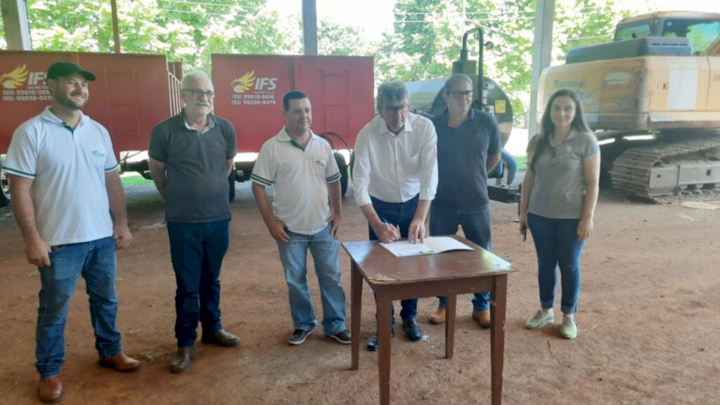 Prefeitura de Capinzal faz a entrega de equipamentos agrícolas