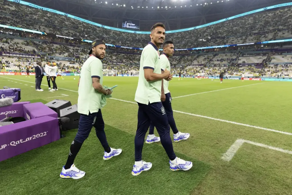  - Neymar, Danilo e Alex Sandro antes de Camarões x Brasil — Foto: Lucas Figueiredo/CBF