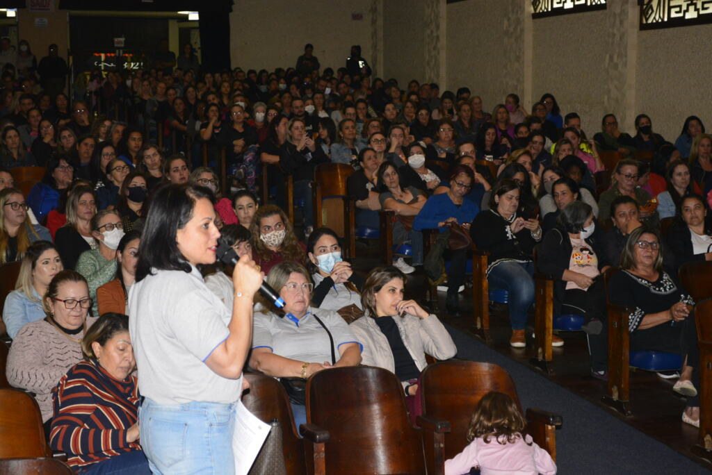  - A presidente do sindicato, Elaine Moraes, dirigindo uma assembleia, com o Teatro Marajoara lotado por professores: imagem comum nos últimos 25 anos