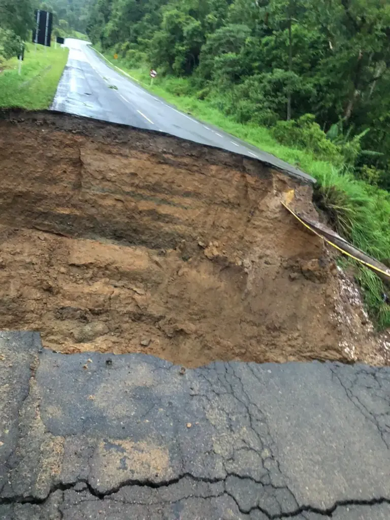 Rodovias de SC são interditadas com fissuras, instabilidade do solo e risco de deslizamentos