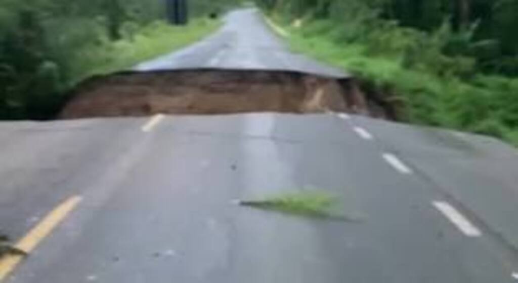 G1SC - BR-280, em Corupá, uma cratera se abriu na estrada