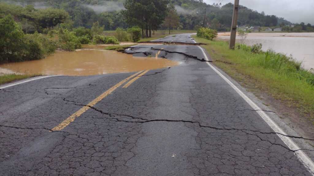 Chuva volta a atingir Santa Catarina e situação de rodovias se agrava no Vale do Itajaí