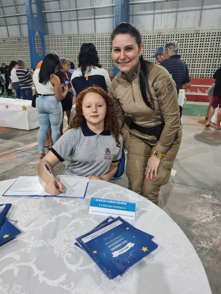 Policial Militar é homenageada por aluna do 5º ano de escola municipal