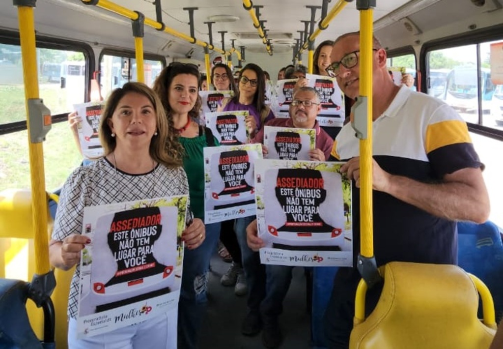Foto: divulgação - DP - Cartazes da campanha foram colados nos ônibus pelos vereadores