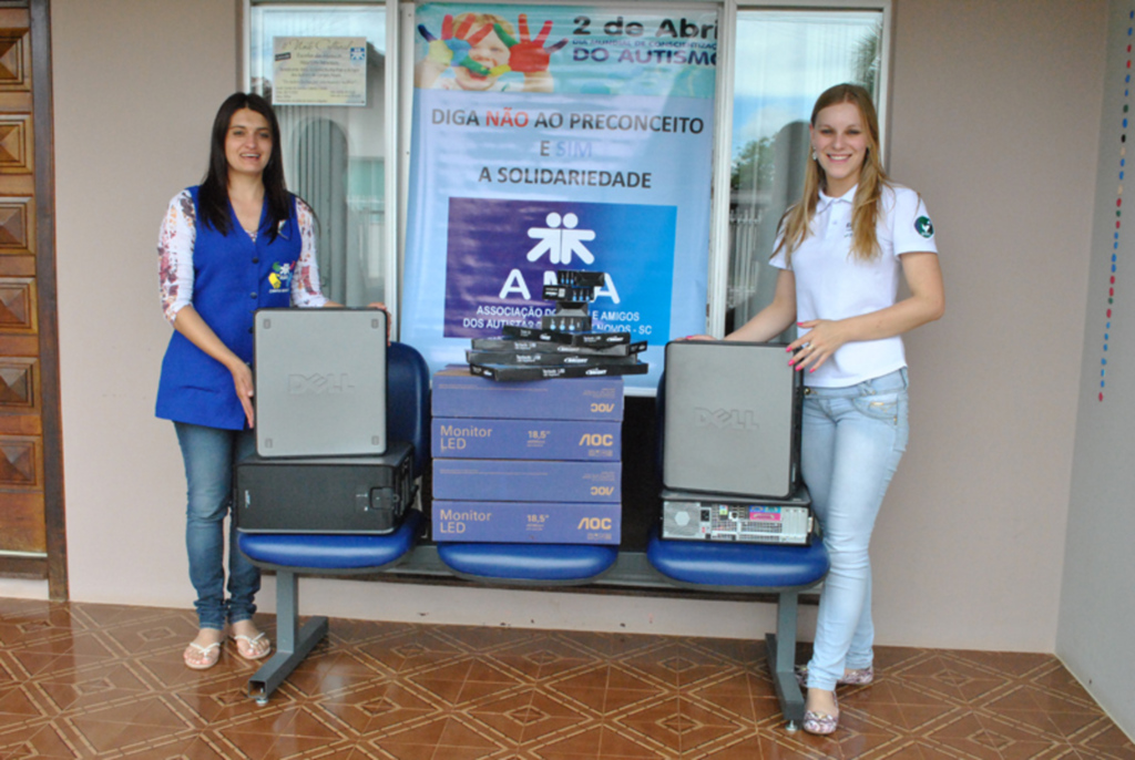 ENERCAN doa computadores à AMA Campos Novos