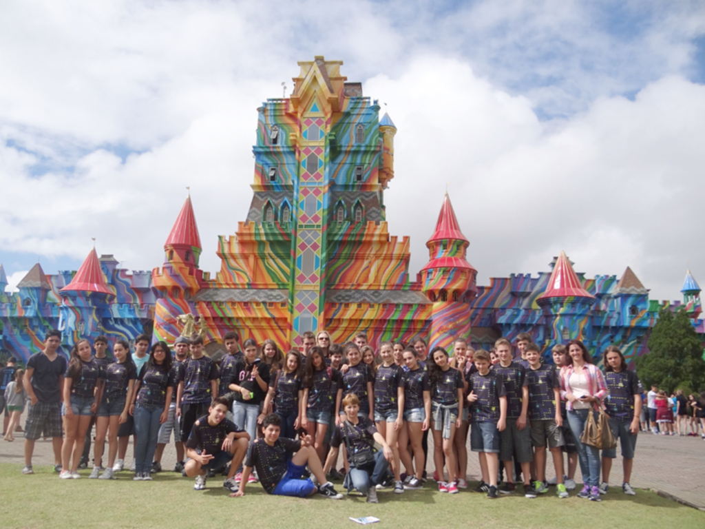 Formandos da 8ª série da E.M. Viver e Conhecer viajam pelo litoral catarinense