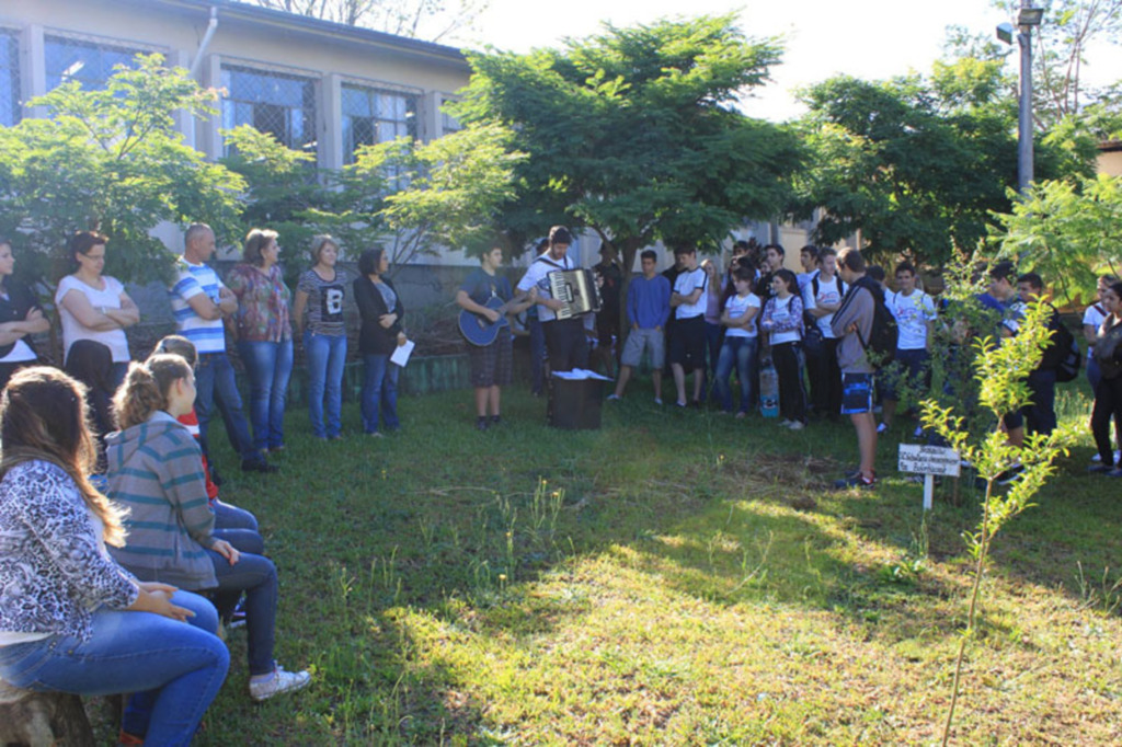 EEB Olavo Rigon inaugura bosque com espécies nativas