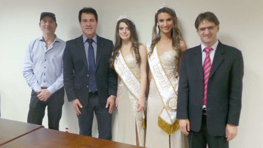  - O prefeito de Capinzal, Andevir Isganzella, o diretor cultural Luis Dambros, a rainha da Expovale 2013, Sabrina Almeida, e a princesa da Expovale 2013, Natalia Scapini, estiveram presentes no gabinete do deputado Neodi Saretta na Assembleia Legislativa.