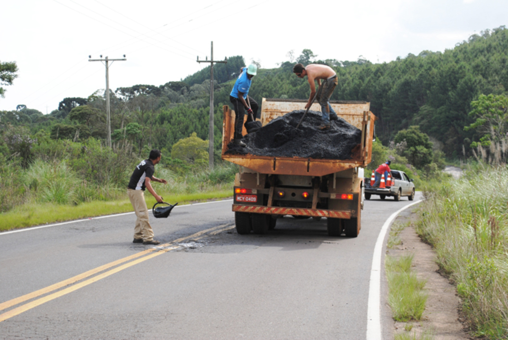 SDR Joaçaba realiza operação tapa buracos em rodovias da região
