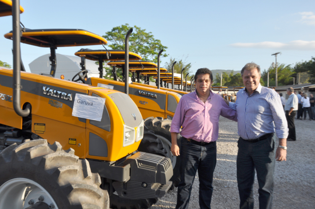 Secretaria da Agricultura e da Pesca entrega 15 tratores para prefeituras