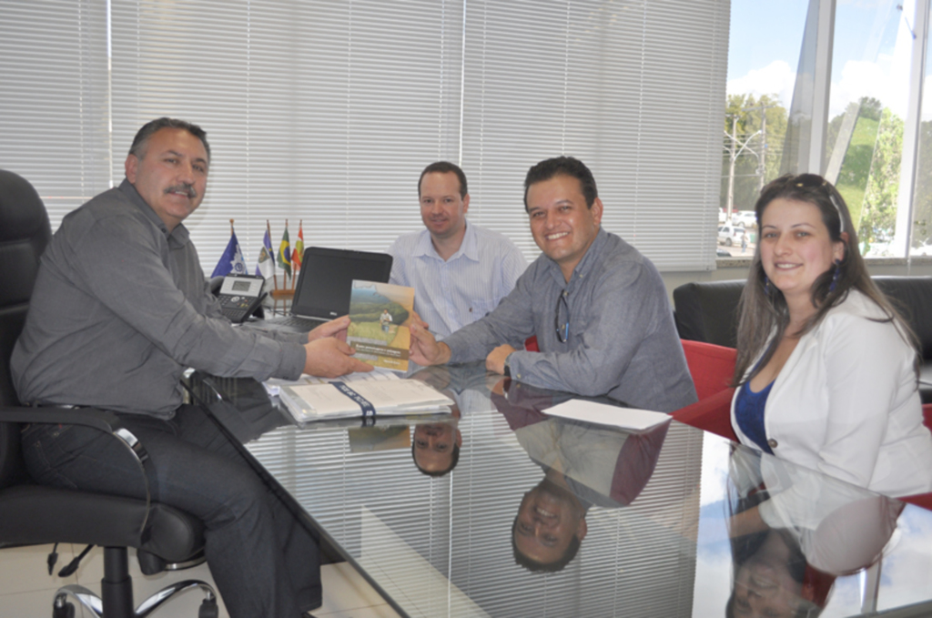 Prefeito Nelson Cruz recebe jornalista e escritor Marcelo Lara