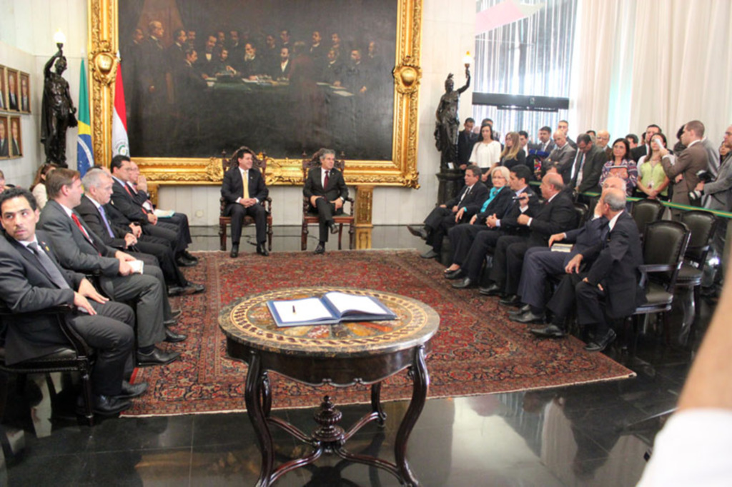 Luiz Henrique recebe presidente Cartes no Senado