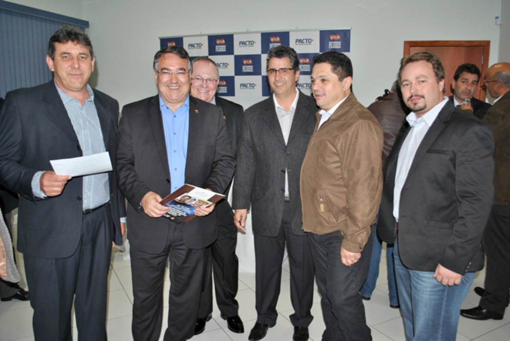  - Presidente da Mercomóveis 2014, Ilseo Rafaeli, o governador Raimundo Colombo, o secretário de desenvolvimento regional Eldimar Jagnow, o presidente da Amoesc/Simovale, Osni Verona, o deputado João Rodrigues e o secretário executivo do Simovale, Felipe Beckert.